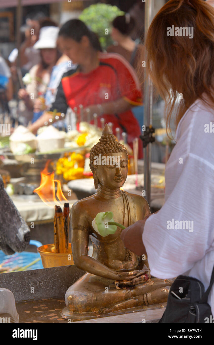 El culto en un templo budista, Tailandia Foto de stock