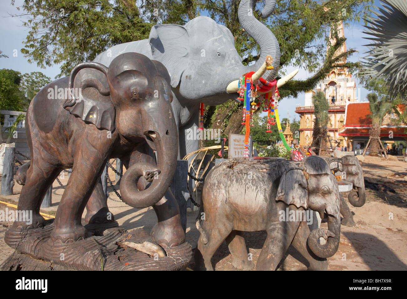 Los elefantes de madera en un templo budista, Tailandia Foto de stock
