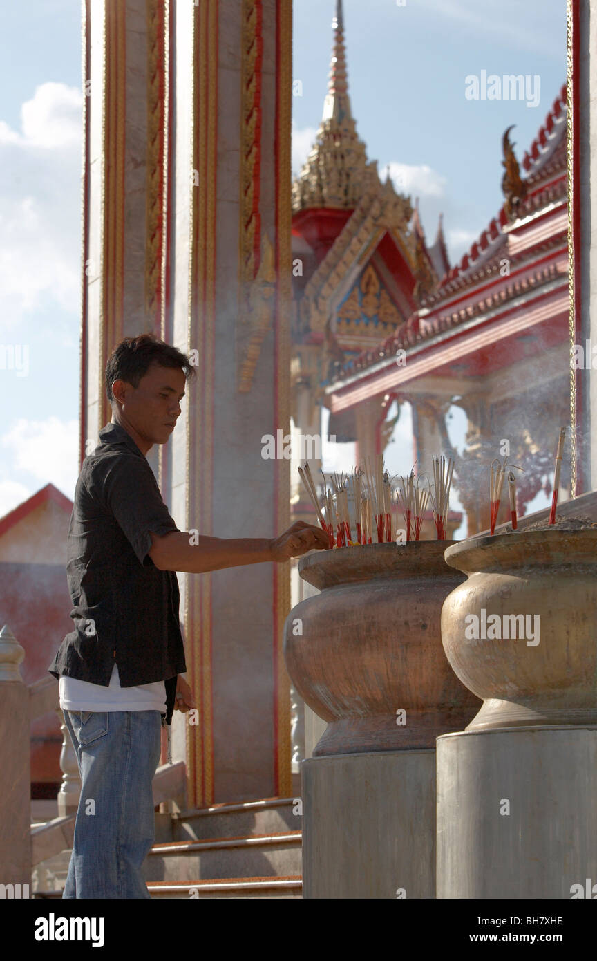 Orando en el templo, Tailandia Foto de stock