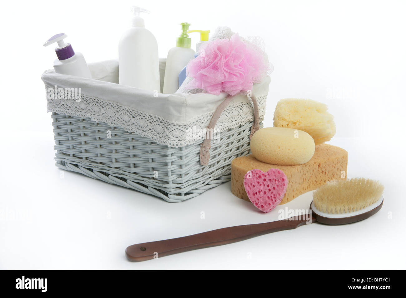 Cesta de artículos de aseo con gel de ducha, champú y una toalla esponja  Fotografía de stock - Alamy