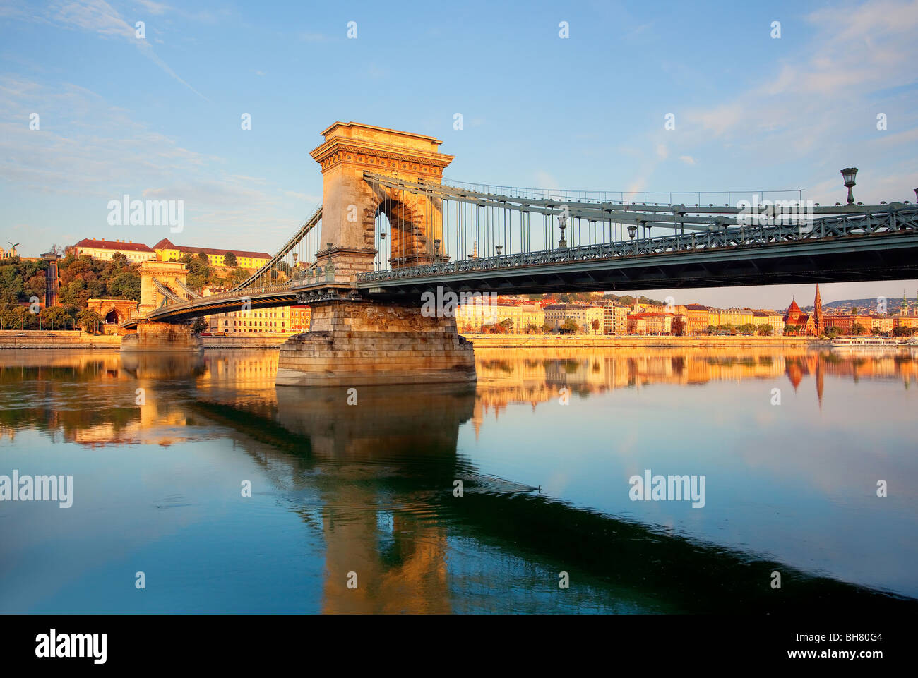 El Puente de la cadena en la mañana en Budapest sobre el Danubio Foto de stock