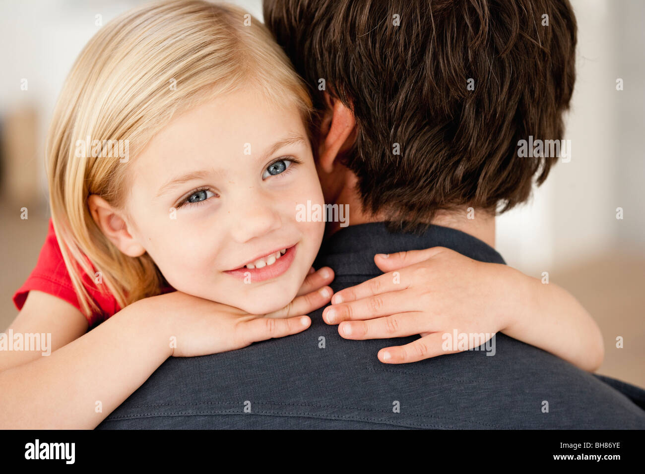 Padre E Hija Abrazando Fotografía De Stock Alamy