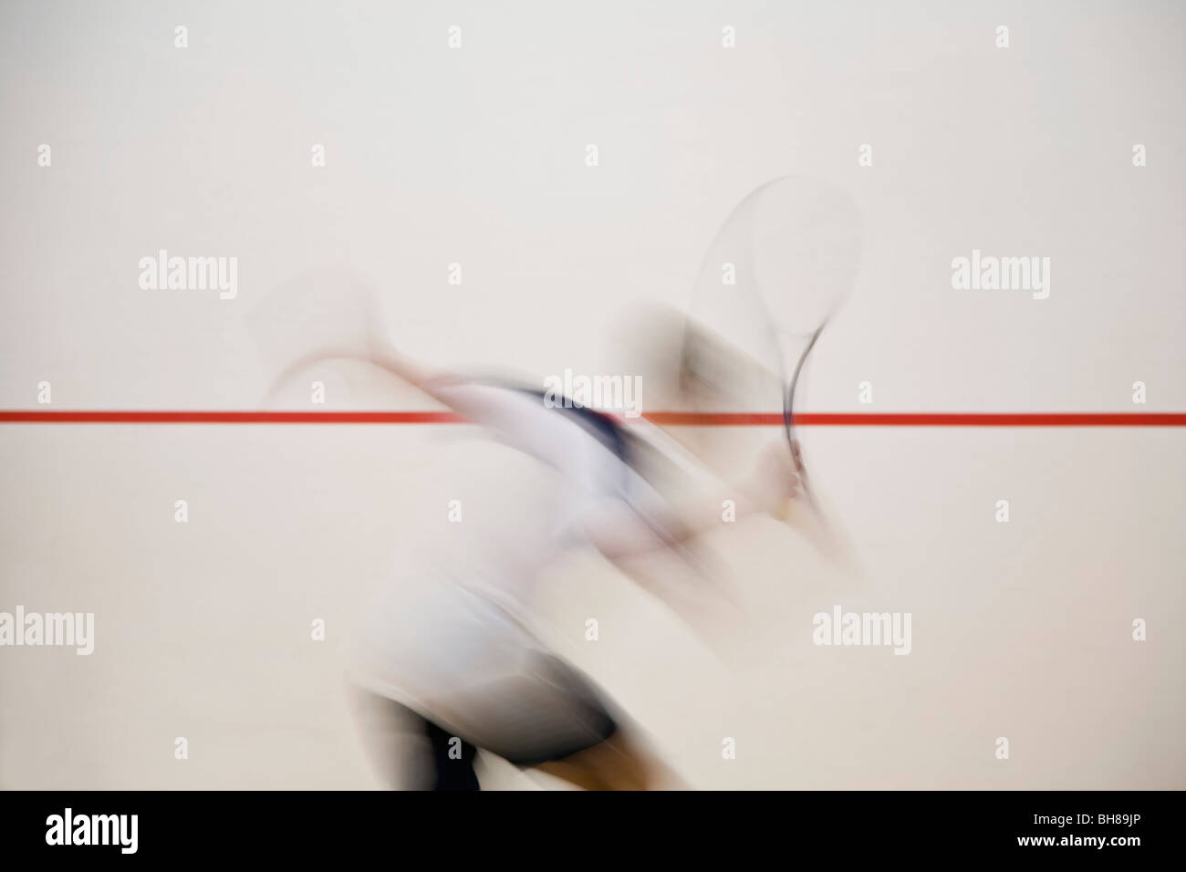 Un hombre jugar squash, movimiento borrosa Foto de stock