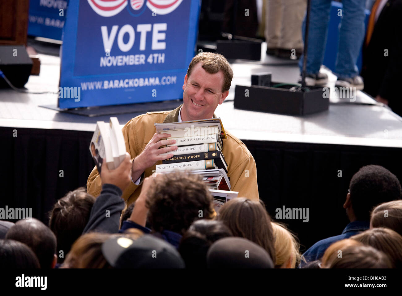 El hombre recoge libros de Barack Obama para ser firmado a principios de votar por el cambio rally Presidencial, 29 de octubre de 2008 en Halifax Mall Foto de stock