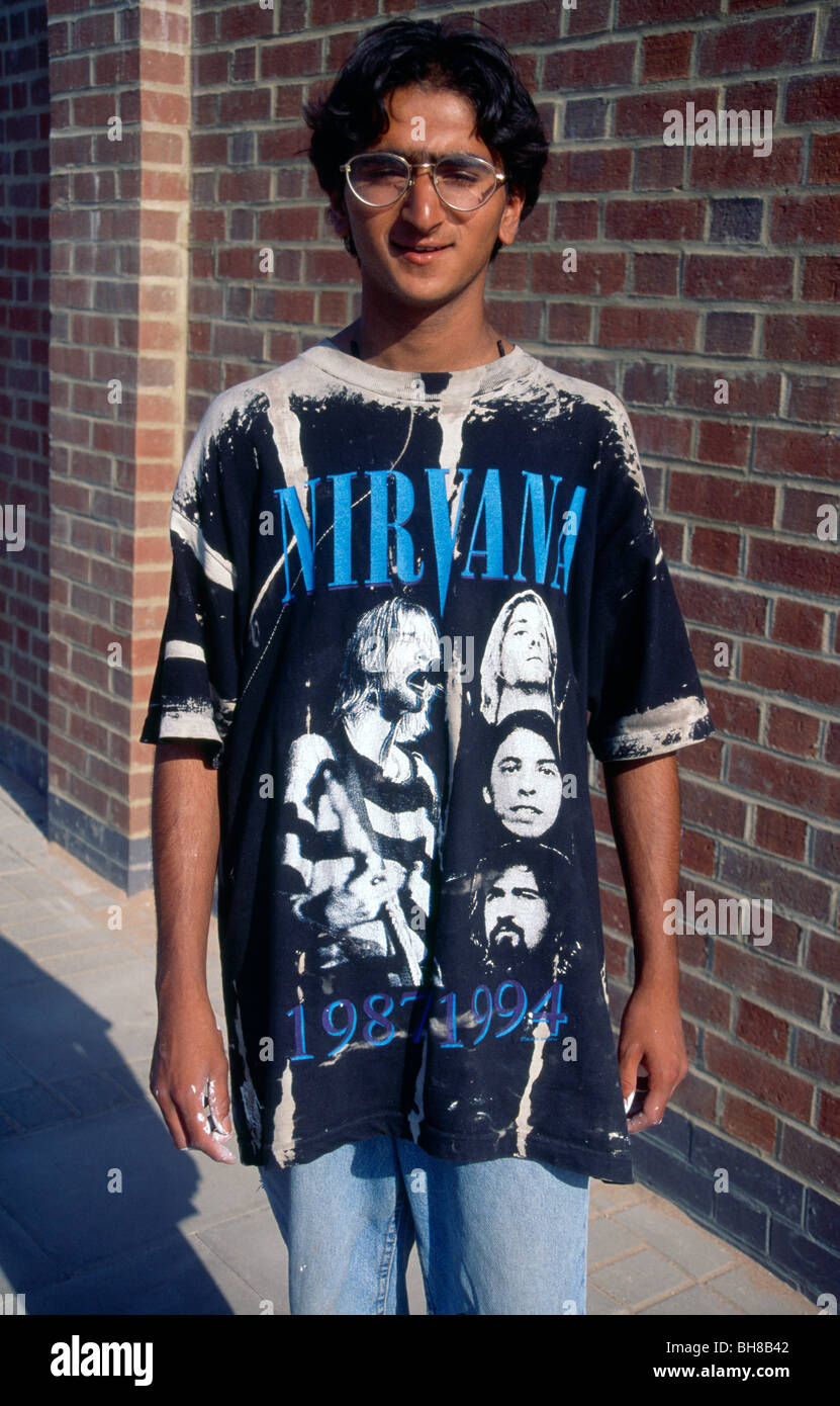Niño Indio adolescente lleva gafas * vestían camiseta Nirvana Fotografía de  stock - Alamy