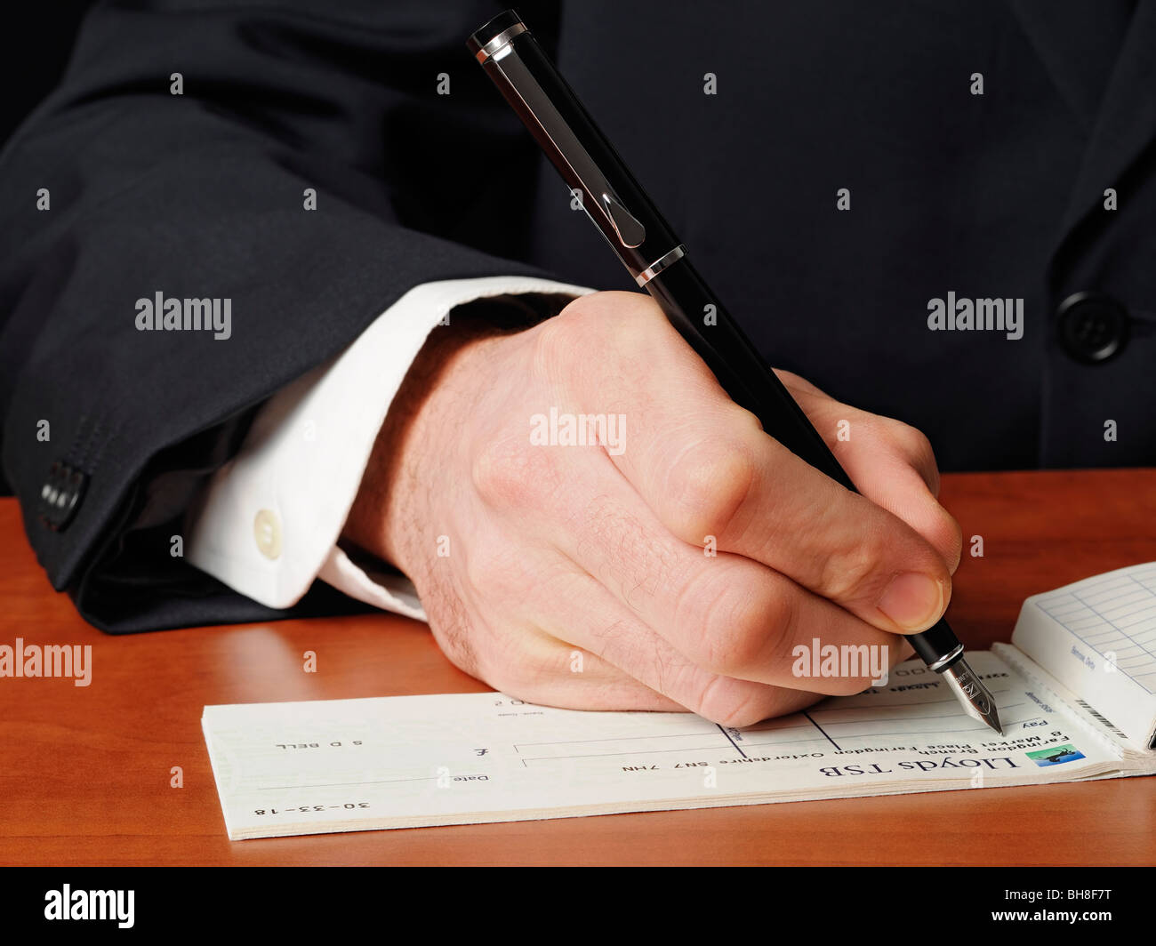Escribir un cheque, de cerca. Foto de stock