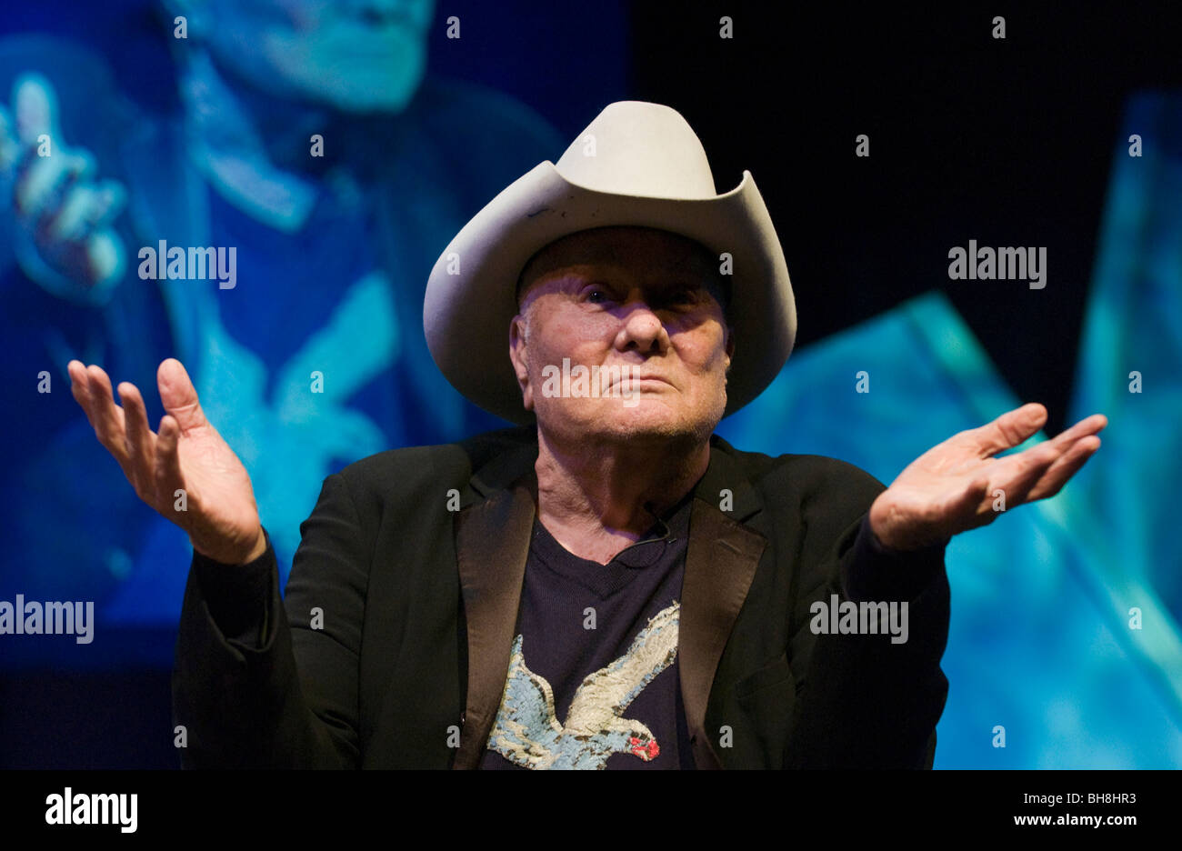 La estrella del cine americano Tony Curtis foto hablando de su vida sobre el escenario del Hay Festival 2009. Foto de stock