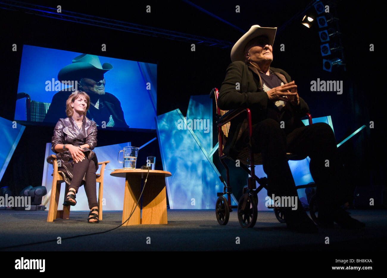 La estrella del cine americano Tony Curtis foto hablando de su vida sobre el escenario del Hay Festival 2009. Foto de stock