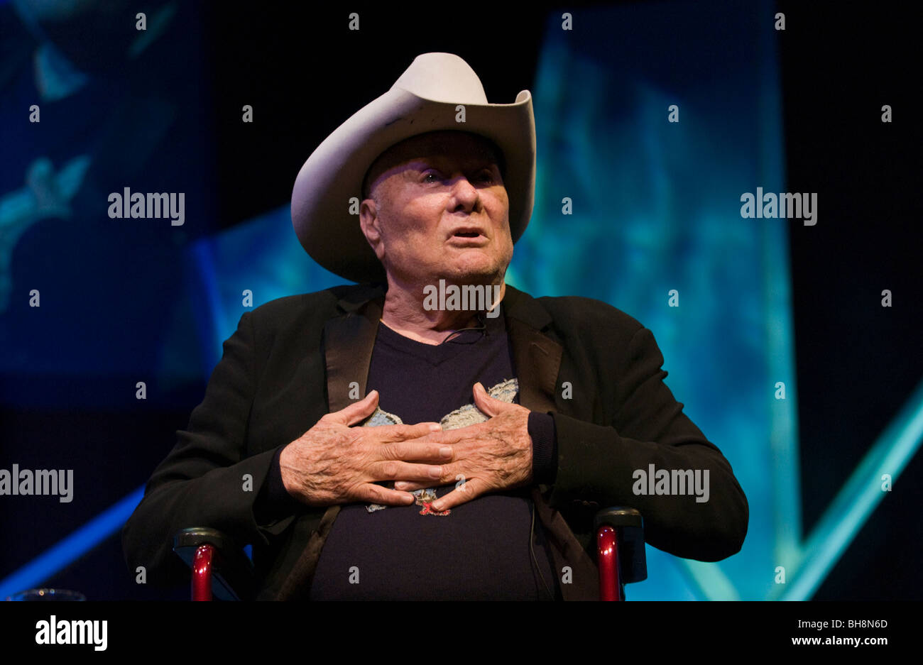 La estrella del cine americano Tony Curtis foto hablando de su vida sobre el escenario del Hay Festival 2009. Foto de stock