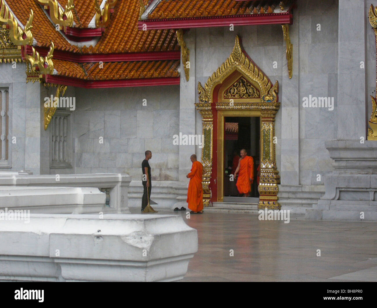 Tailandia, Bangkok, Wat Benchamabohit templo, vistas al exterior, los monjes en Traditionnel batas Foto de stock