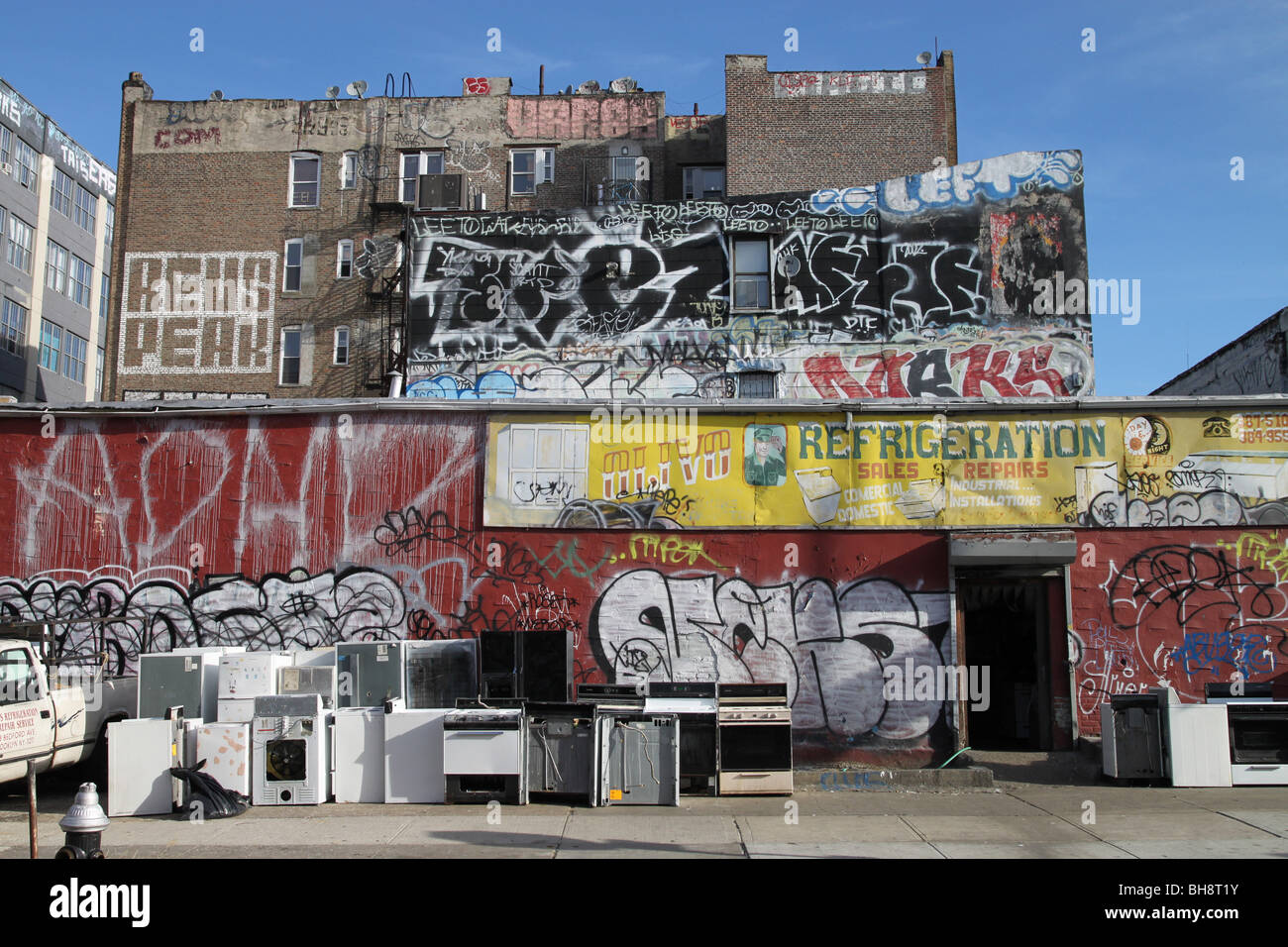 Brooklyn Street Art y tienda de electrodomésticos antiguos Foto de stock