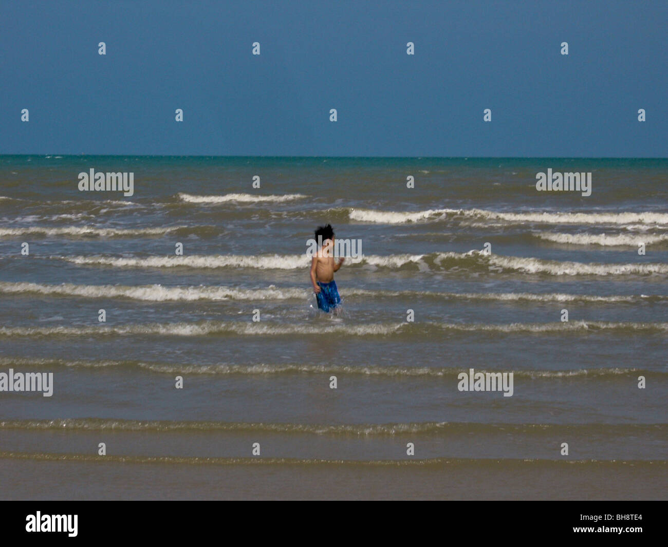 Khao Phing Kan Island, Tailandia, Escena de playa, pequeño niño bañándose en las olas del océano Foto de stock