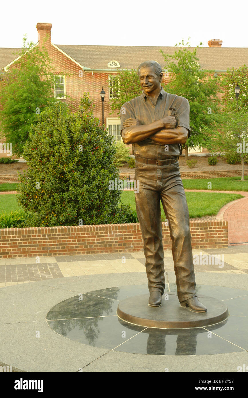 AJD64333, Kannapolis, Carolina del Norte, Carolina del Norte, el centro de la plaza, la estatua de bronce de Dale Earnhardt Foto de stock