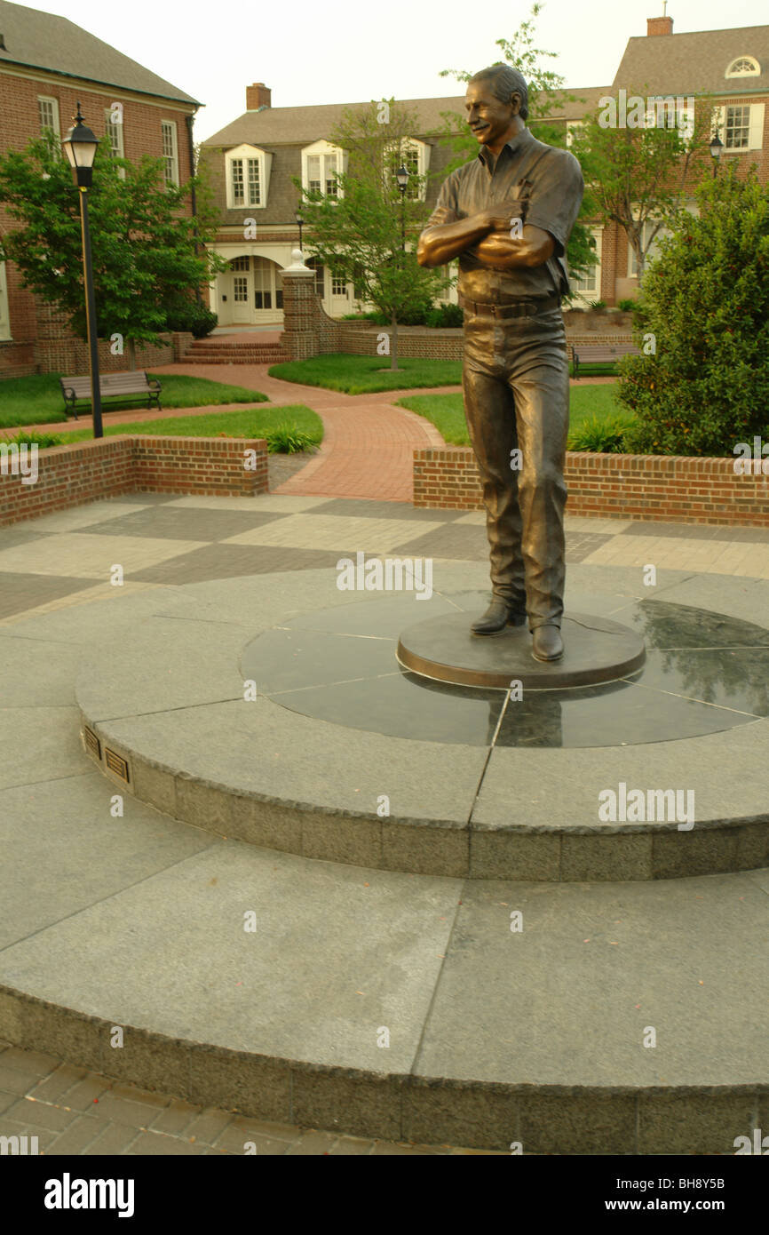 AJD64334, Kannapolis, Carolina del Norte, Carolina del Norte, el centro de la plaza, la estatua de bronce de Dale Earnhardt Foto de stock