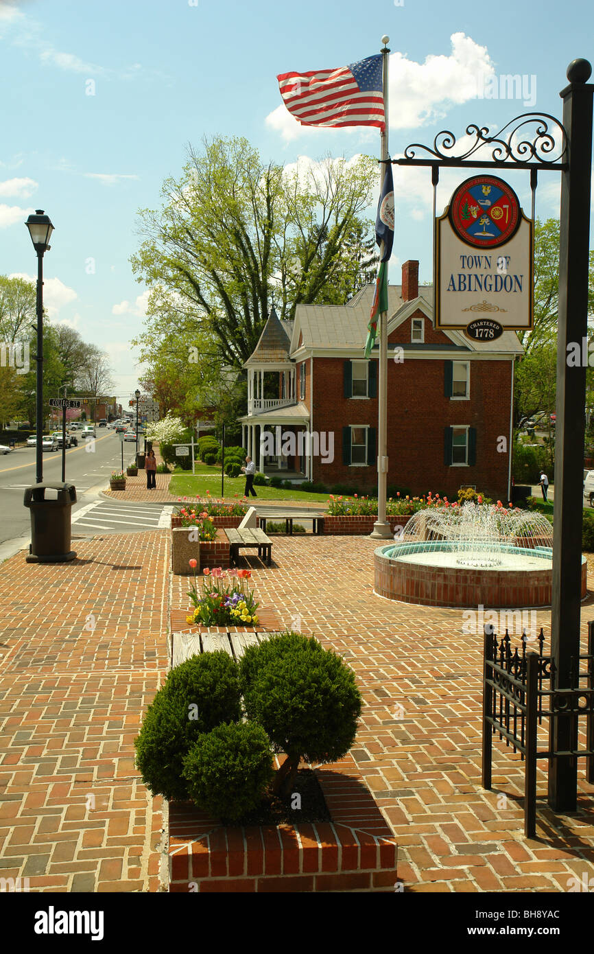 AJD64366, Abingdon, Virginia, Virginia, en el centro de la ciudad, Ciudad de Abingdon signo, Edificio Municipal Foto de stock