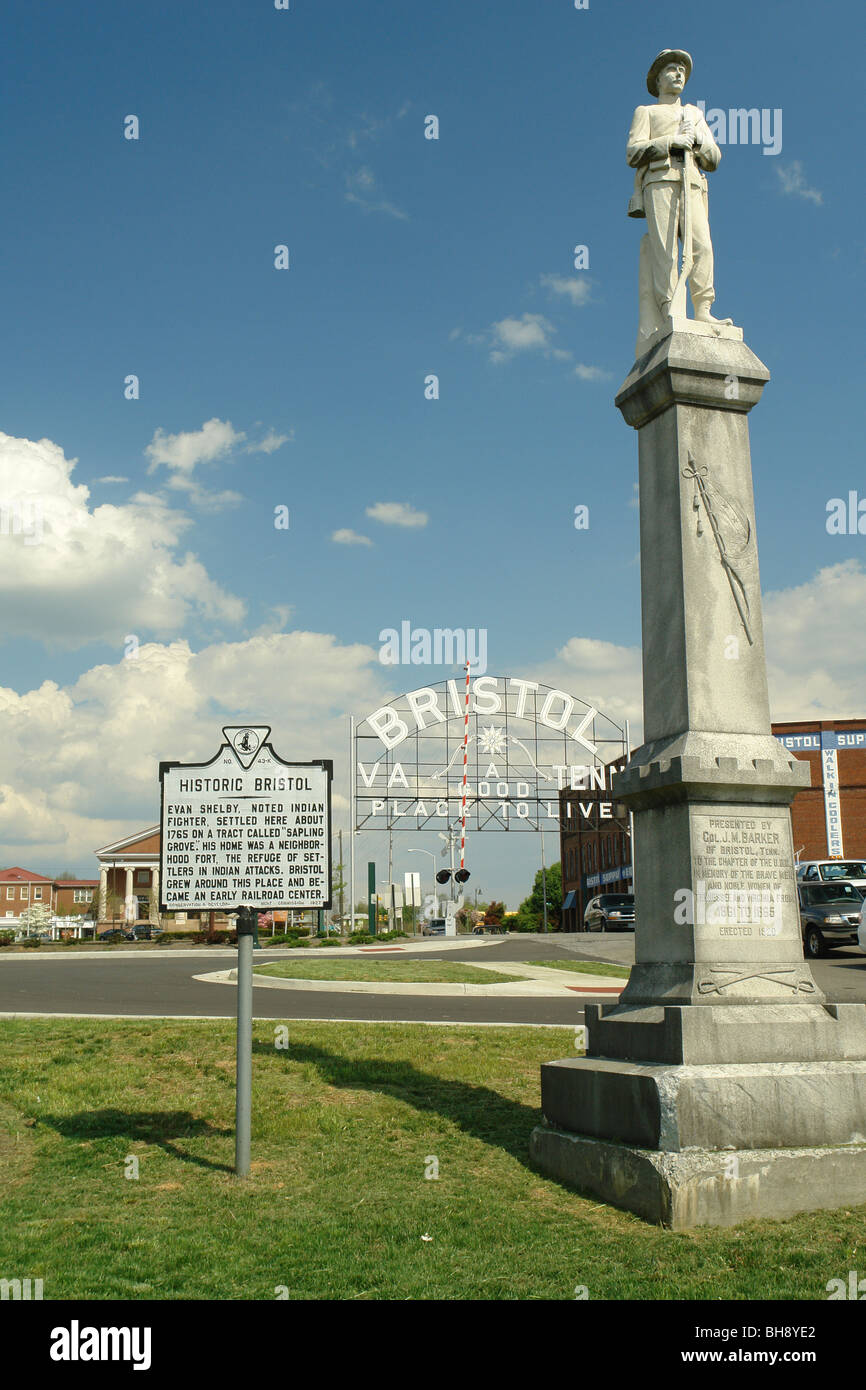 AJD64388, Bristol, VA, TN, Virginia, Tennessee, en el centro de la ciudad, buen lugar para vivir, signo de la frontera Foto de stock