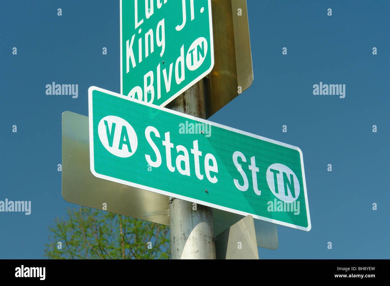 AJD64392, Bristol, VA, TN, Virginia, Tennessee, el Centro Histórico, State Street, señales de carretera Foto de stock