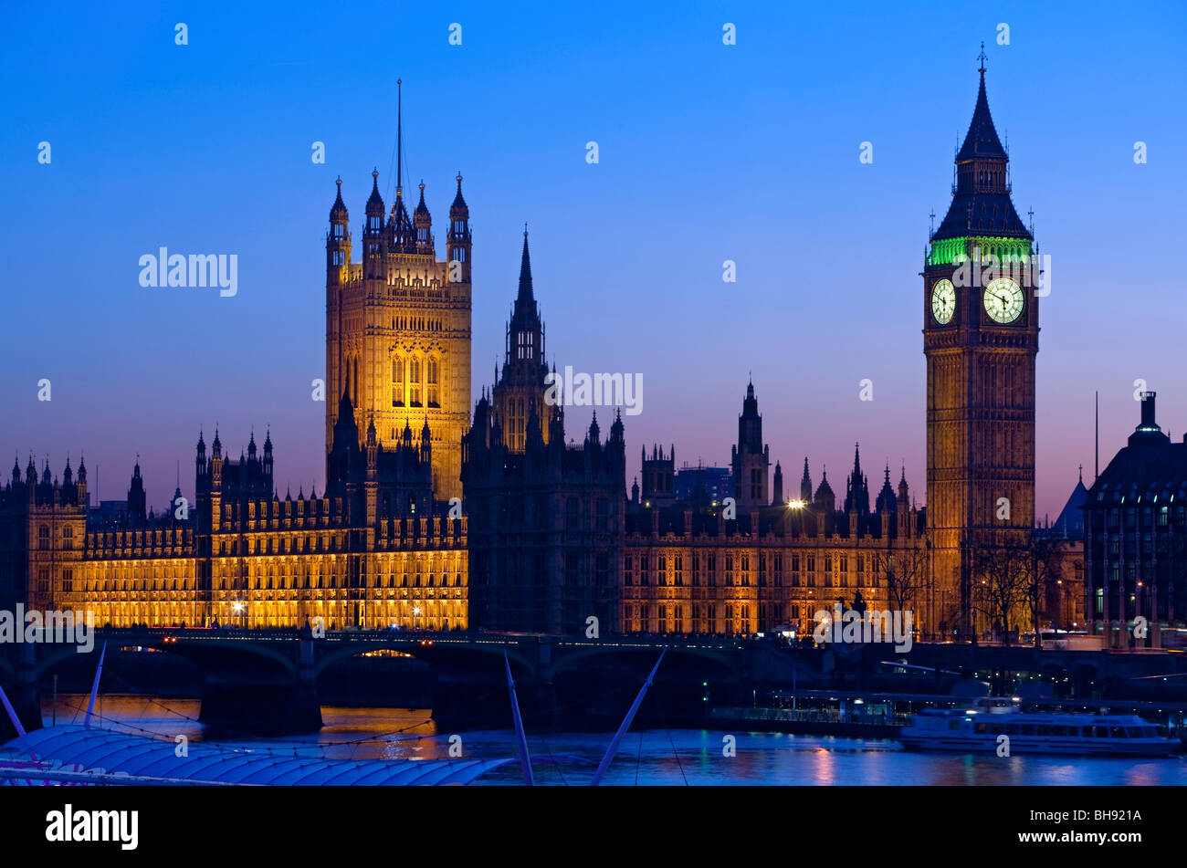 El Big Ben y las Casas del Parlamento durante la noche desde la orilla sur del Támesis, Londres, Inglaterra, Europa Foto de stock