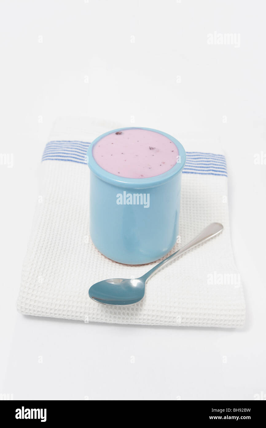 Yogurt en un recipiente Foto de stock