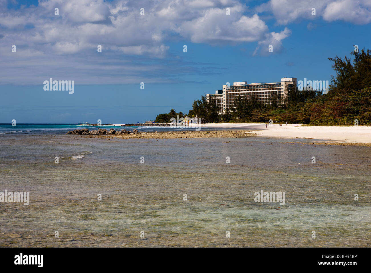 El Hilton Hotel en las afueras de Bridgetown en la isla caribeña de Barbados Foto de stock