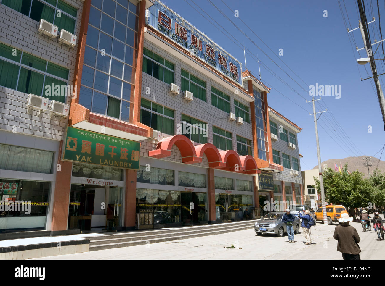 Strret típica escena en el nuevo barrio chino de shigatse Foto de stock