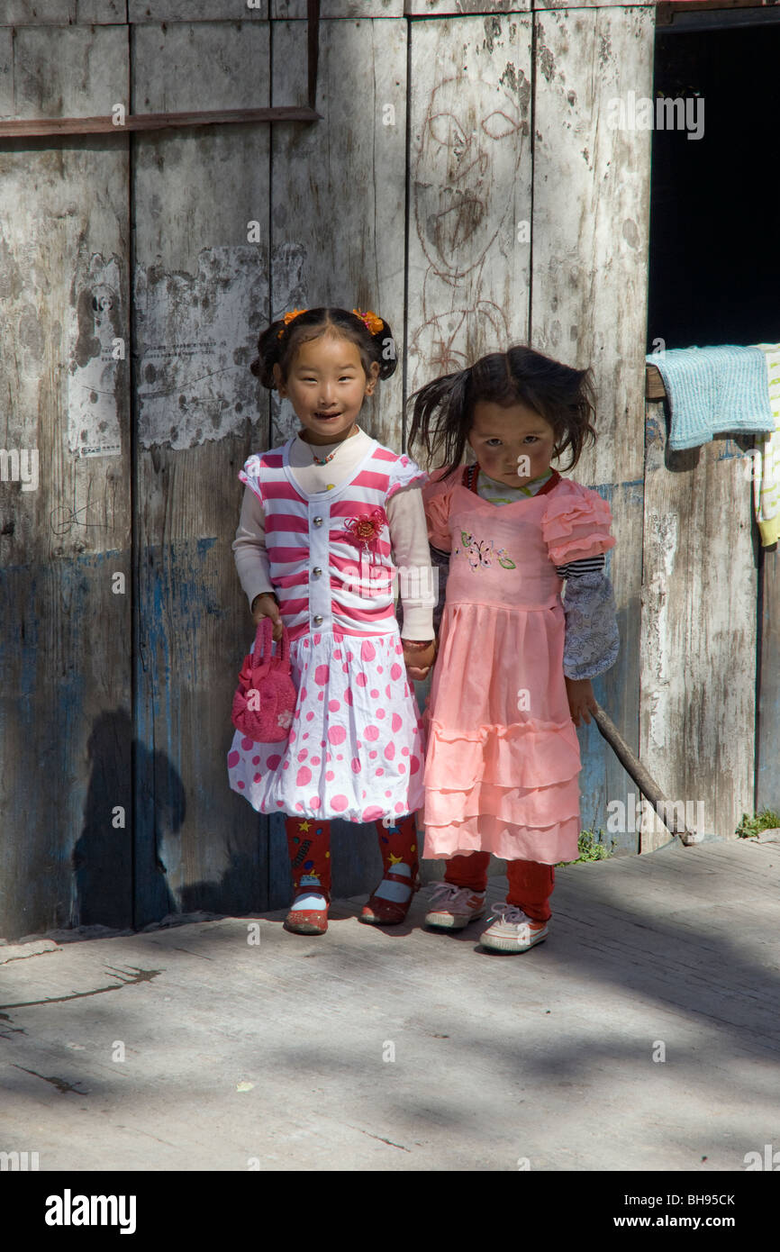 Dos niñas tibetanas fuera de su casa en la ciudad fronteriza de zhangmu o dram Foto de stock