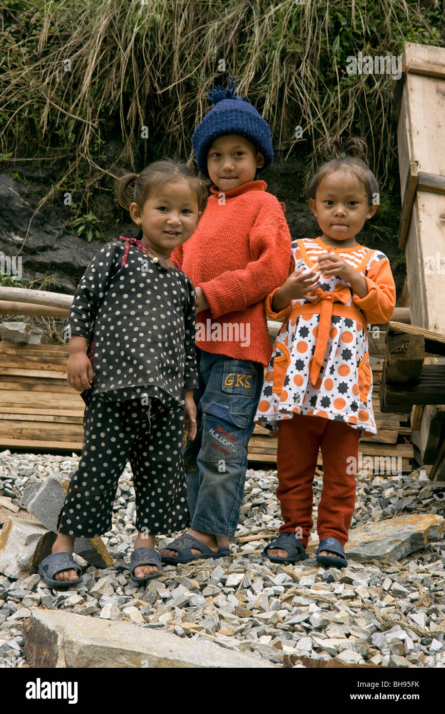 Tres niños nepaleses tomadas cerca de la ciudad fronteriza de zhangmu tibetano Foto de stock
