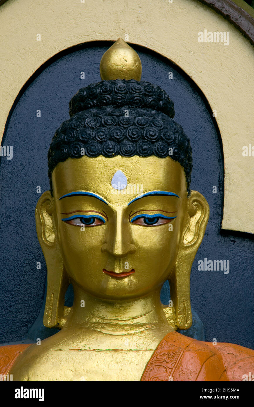 Estatua de oro de la cabeza de Buda, cerca de la estupa de swayambunath Foto de stock