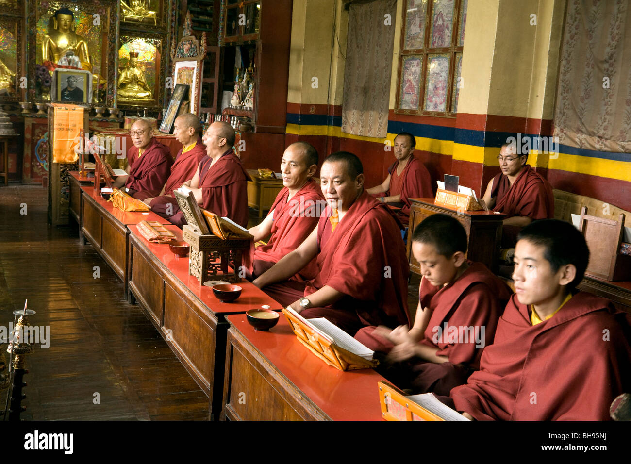 Los monjes budistas en la sala de oración en la Gompa o monasterio stupa swayambunath Foto de stock