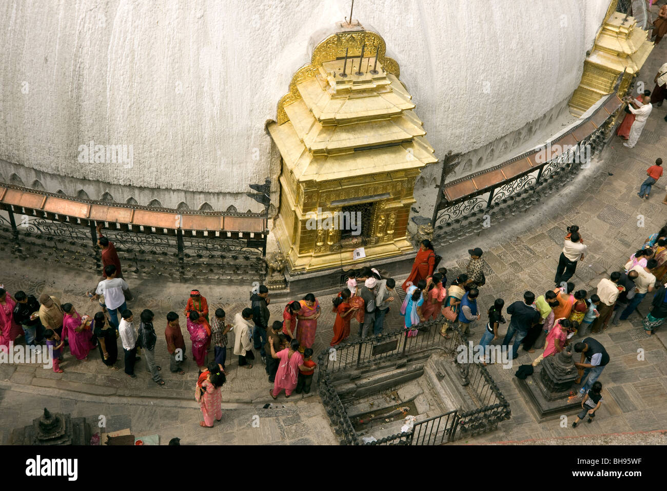 Ver mostrando los devotos budistas en una cola para el santuario, tomada desde el techo de la Gompa monasterio en la stupa swayambunath Foto de stock