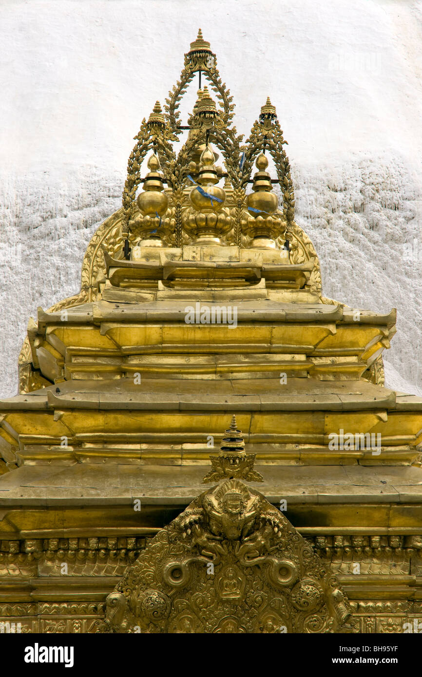 Dorado en el santuario budista stupa swayambunath Foto de stock