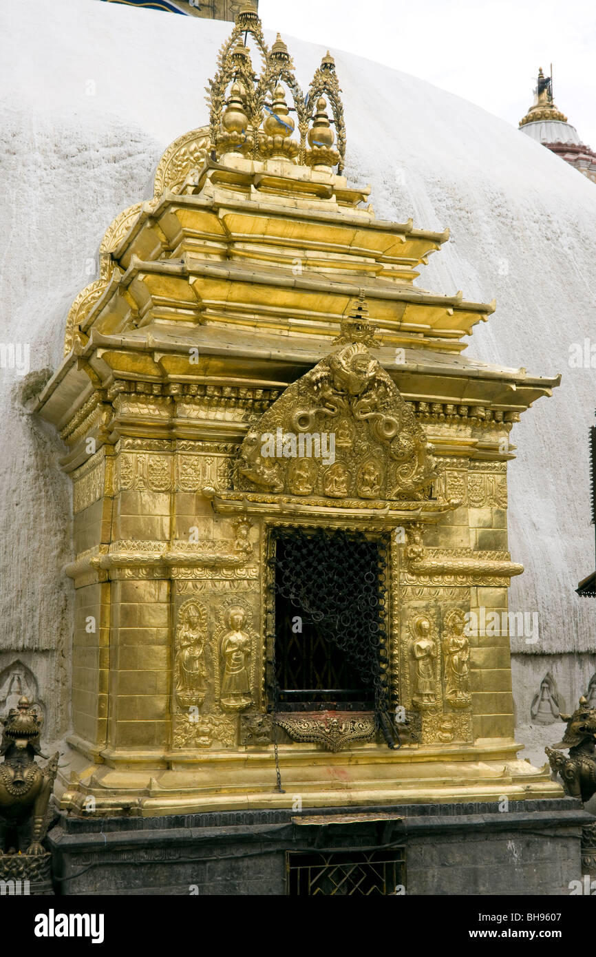 Santuario de oro en la stupa swayambunath Foto de stock