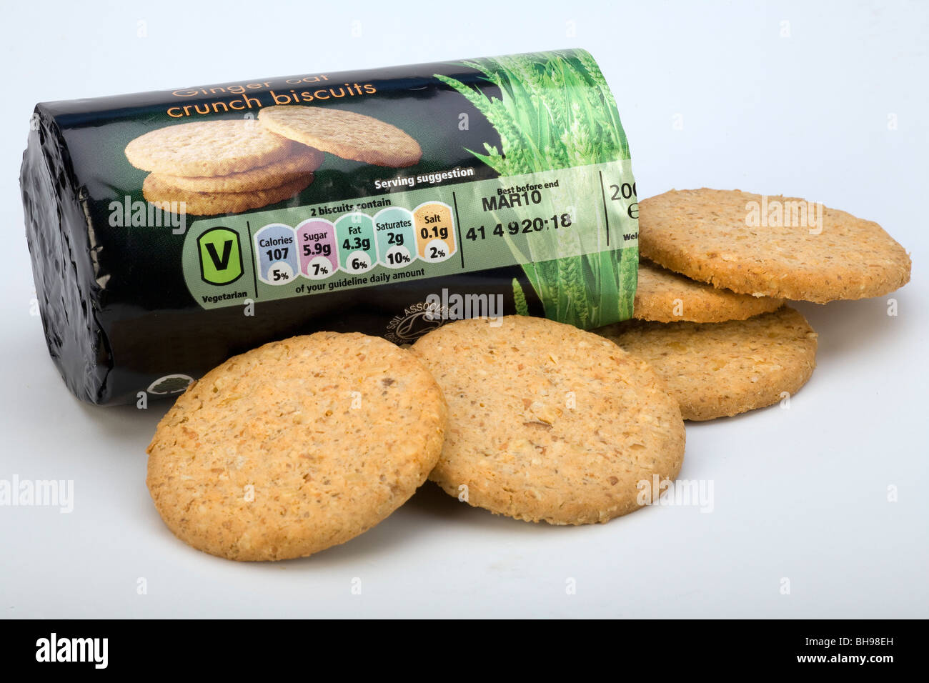 Paquete de galletas de jengibre mostrando información nutricional de alimentos Foto de stock