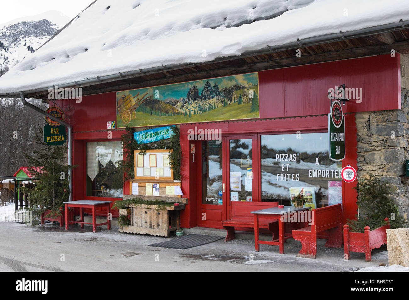 Bar y una pizzería en el centro de la aldea de St Jean d'Arves Les Sybelles Ski Area, macizo de Maurienne, Francia Foto de stock