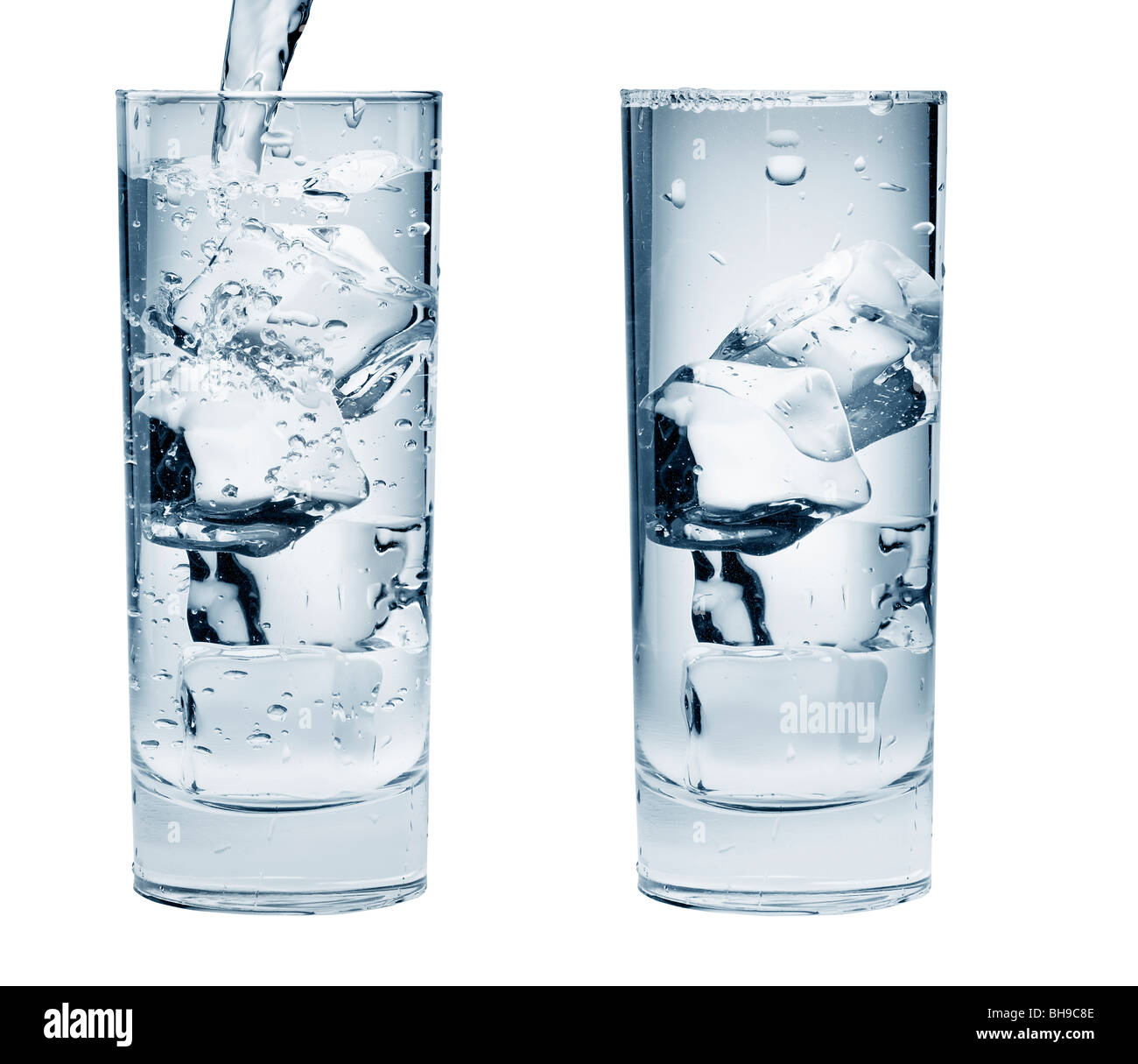 Dos vasos con agua mineral que fluye, burbujas transparentes y cubitos de  hielo Fotografía de stock - Alamy