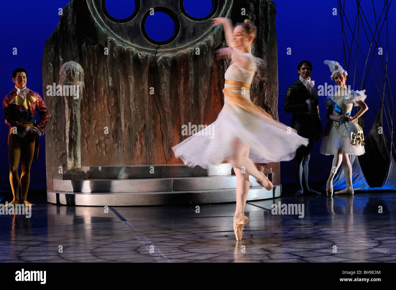 La cenicienta en Pointe girando a la bola en el ballet jorgen producción escénica Foto de stock