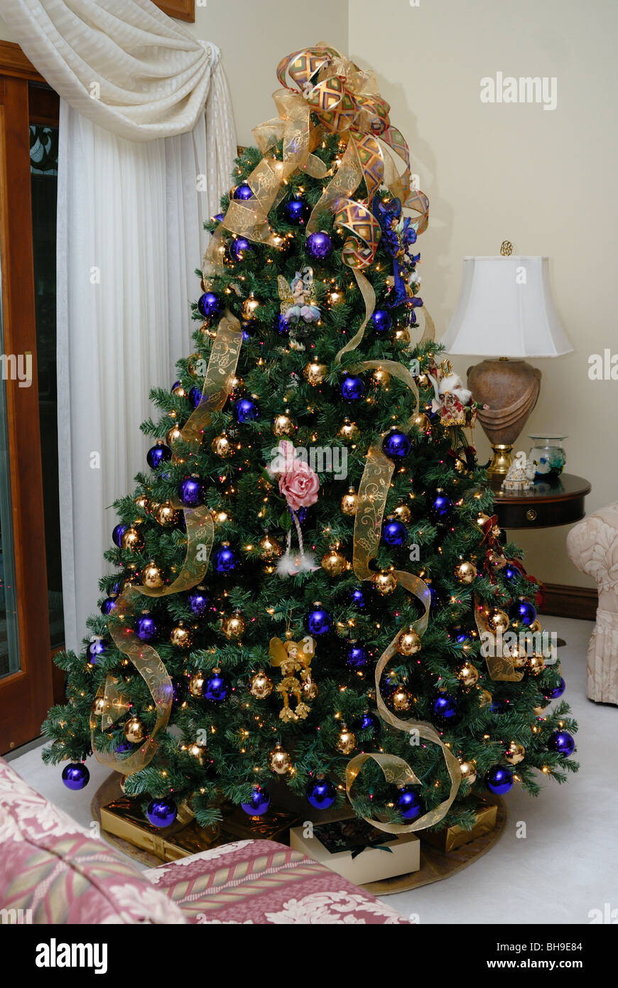 Un elegante árbol de navidad decorado con ornamentos de oro y azul, y de  las hadas Fotografía de stock - Alamy