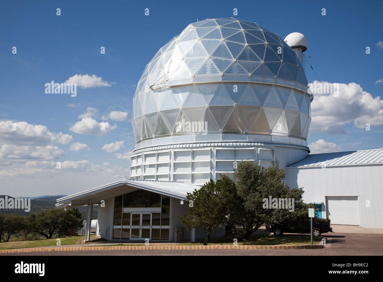 Telescopio Hobby-Eberly cúpula y George T. Abell galería Observatorio McDonald de Fort Davis, Texas, EE.UU. Foto de stock