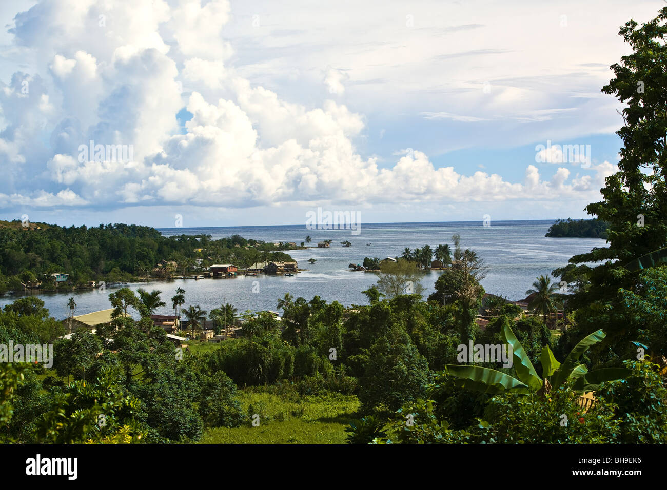 En la Isla Ghizo colinas de la ciudad de Gizo sirve como el centro provincial de la provincia occidental de las Islas Salomón Foto de stock