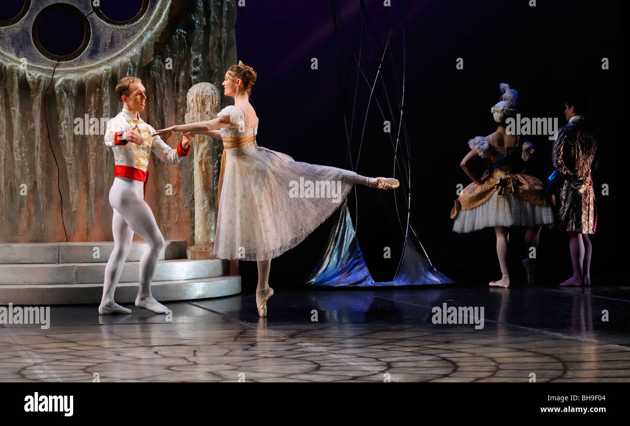 Cenicienta y el Príncipe Encantador bailando en el Baile de Ballet Jorgen  producción escénica Toronto Fotografía de stock - Alamy