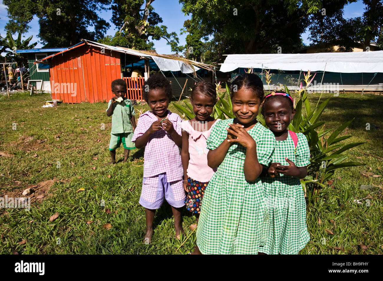 Los niños plantean en esta escuela primaria de la Isla Ghizo está alojado  en una estructura temporal de las Islas Salomón Fotografía de stock - Alamy