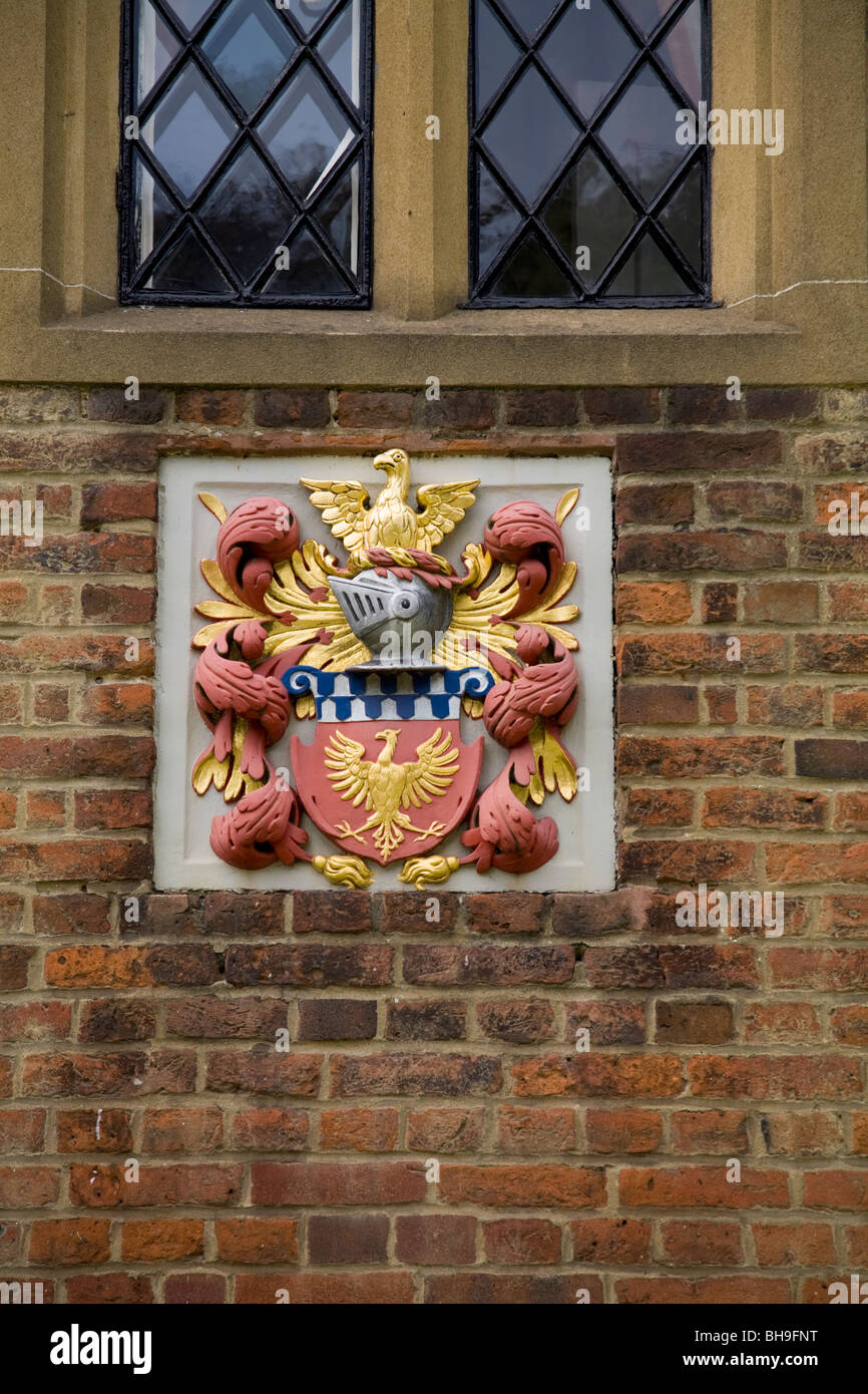 Escudo de armas en la pared del Hospital Jesús almshouses: fundada en 1627 por William Goddard en Bray nr Maidenhead. Berks. UK Foto de stock