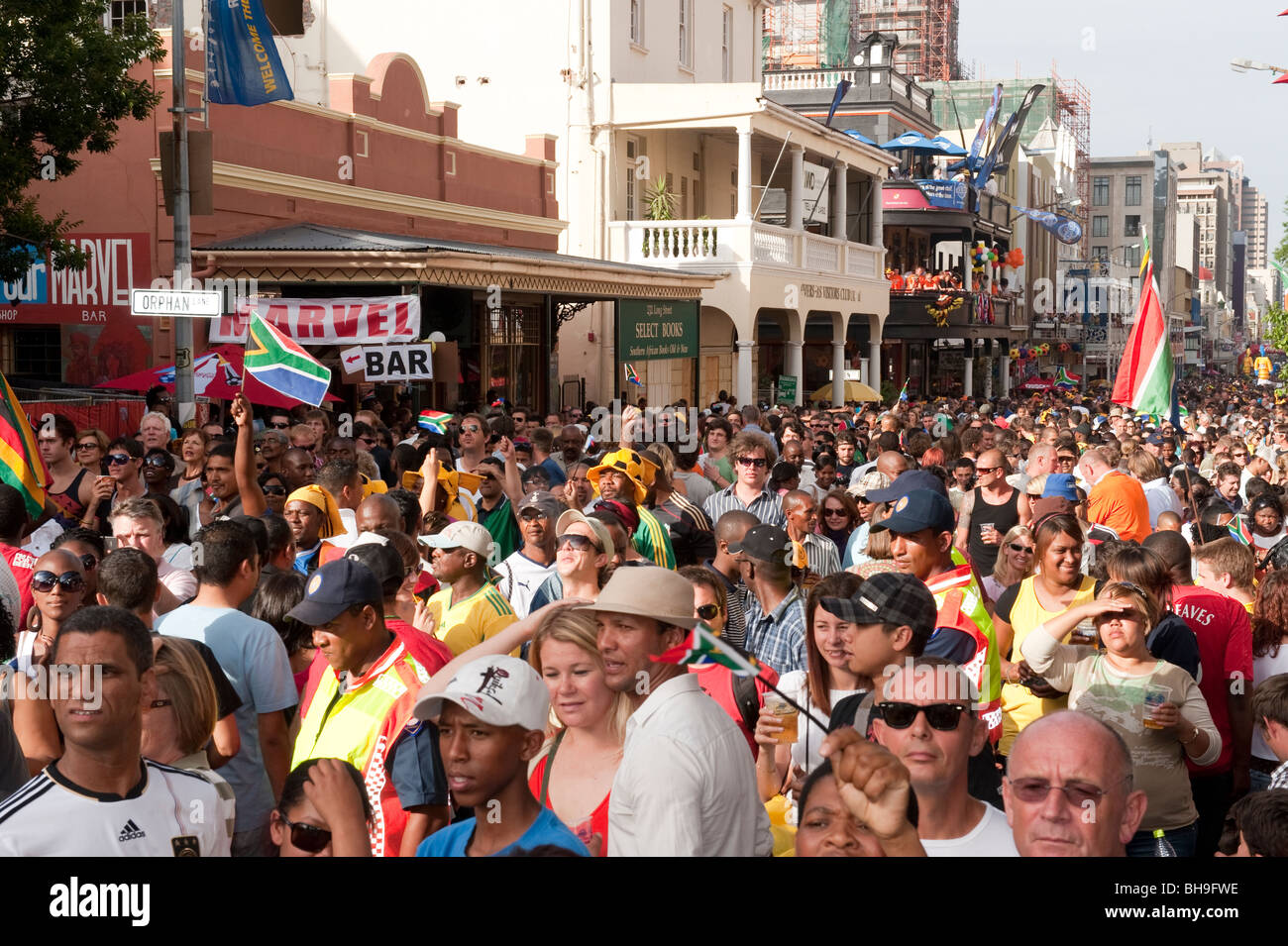 Los aficionados al fútbol celebrando en el FIFA Fan Mile en Cape Town South Africa Foto de stock