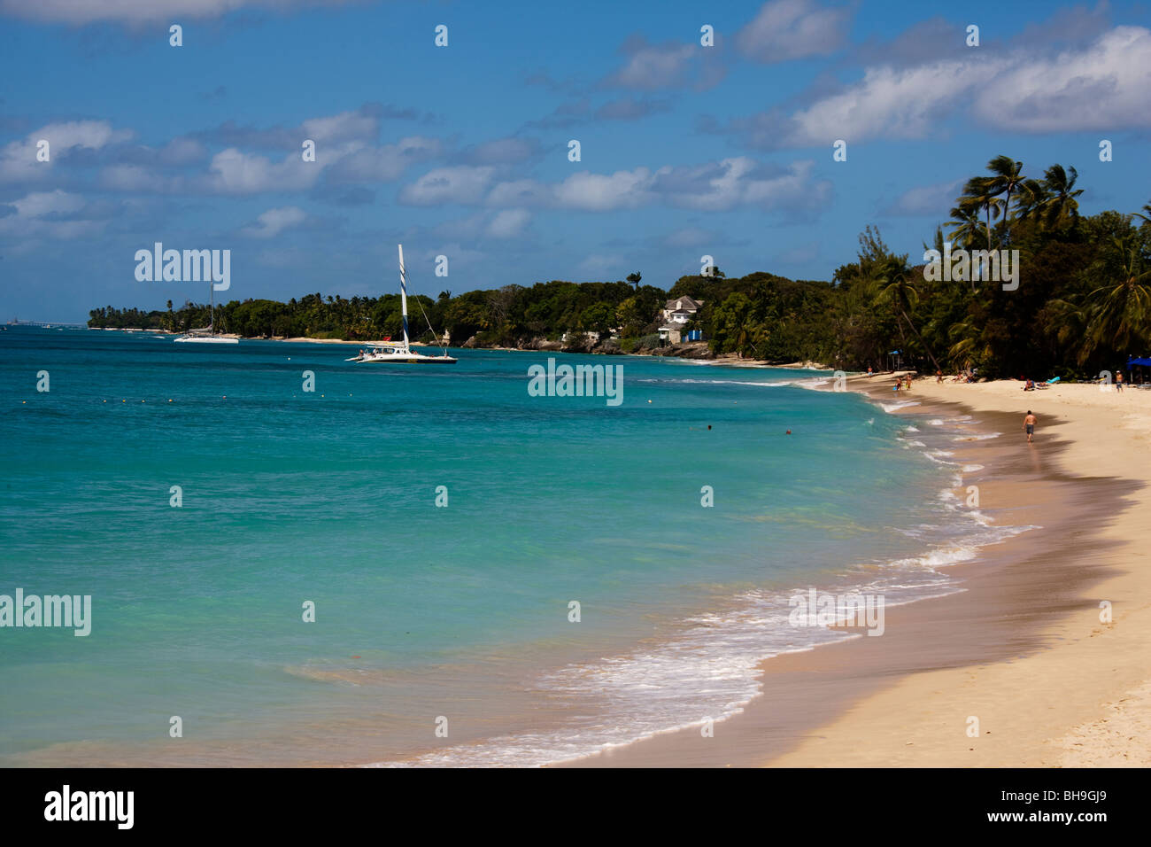 Una tranquila ensenada y playa en la costa occidental de la isla caribeña de Barbados Foto de stock