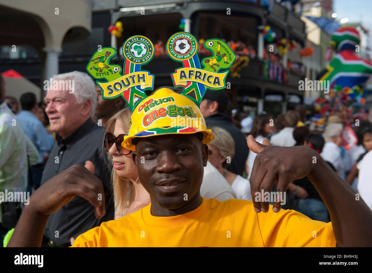 Usando un ventilador Makoya el casco del ventilador del fútbol sudafricano de la Copa Mundial de la FIFA 2010 Cape Town South Africa Foto de stock
