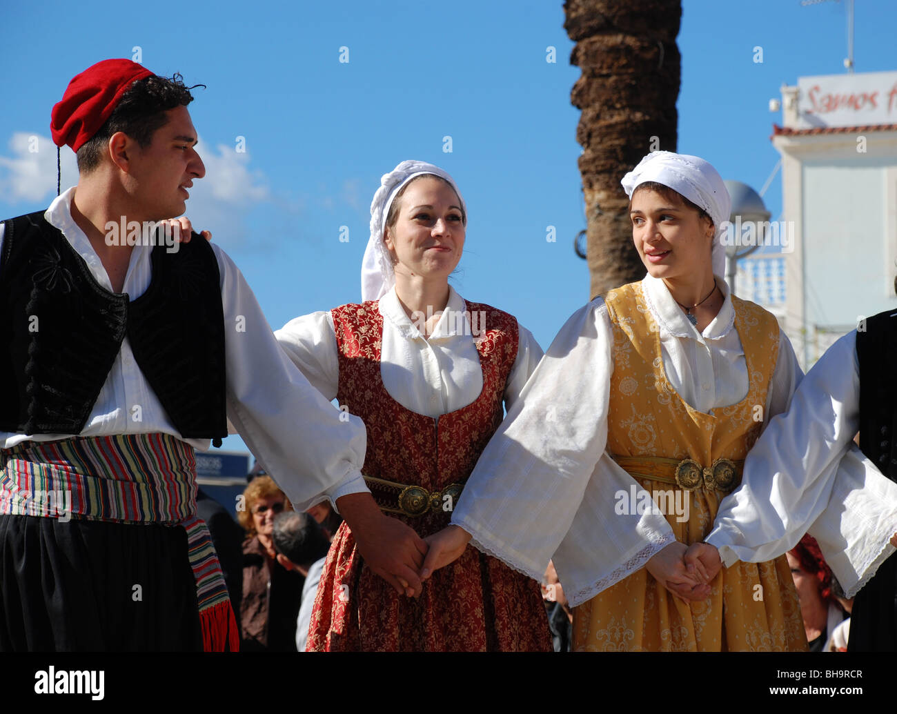 Danza en traje tradicional para realizar una fiesta nacional en Samos,  Grecia Fotografía de stock - Alamy