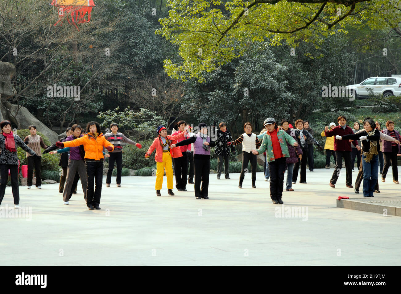 Las mujeres chinas haciendo mañana temprano el Tai Chi Chuan, Hangzhou, China Foto de stock