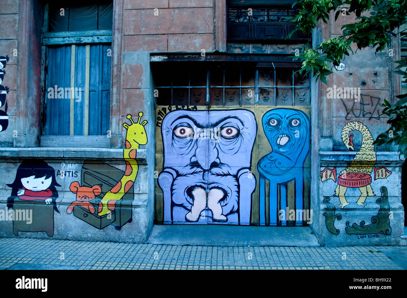 Buenos Aires Argentina Graffiti pintando mensajes de comunicación descripción imagen Foto de stock