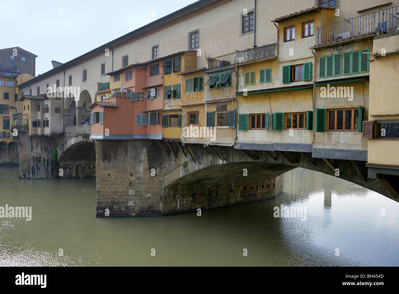 Italia, Toscana, Florencia, Ponte Vecchio, ventanales con vistas al río Arno Foto de stock