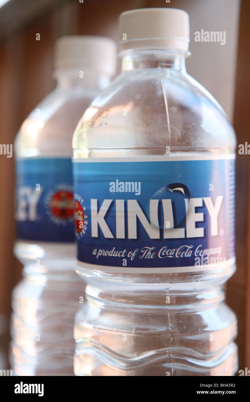 Kinley agua embotellada fabricados por la empresa Coca Cola y se vende en  la India Fotografía de stock - Alamy
